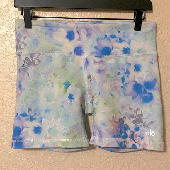 Alo Yoga Floral Glo Watercolor Printed Biker Shorts, Medium - Picture 2 of 9